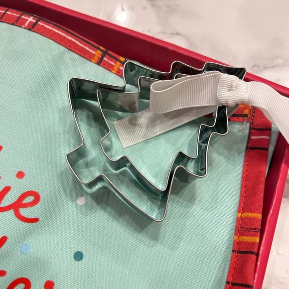 Hallmark Family Baking Bundle Cookie Baker Little Mess Maker Aprons & Cutters - Picture 7 of 7